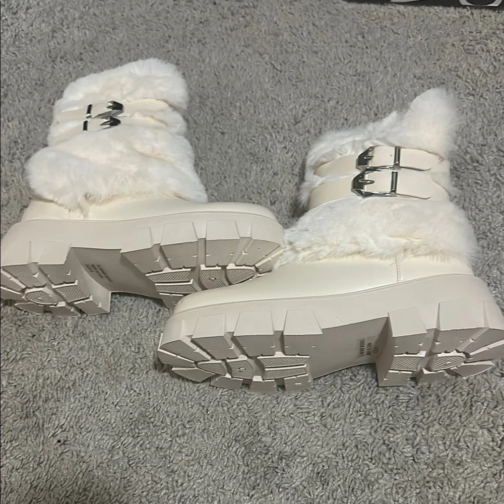 Stylish Cream Fur-Lined Women's Boots - Picture 2 of 6